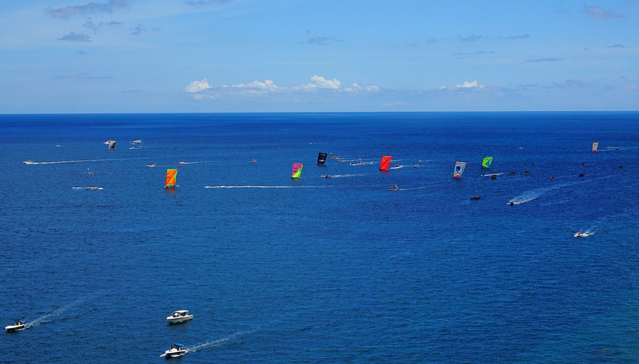 Une étape du Tour avec yachts sur la mer